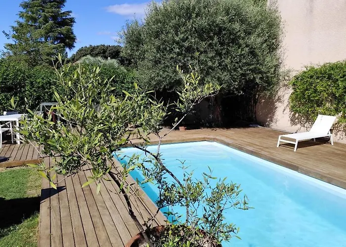 Chambre studio indépendante au calme vue sur piscine